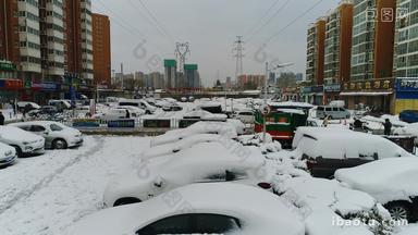 被<strong>大雪</strong>覆盖的停车场车辆